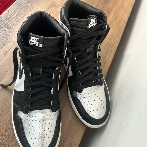 Authentic Air Jordan 1 Silver Toes Womens size 9.5. Excellent condition!! - Picture 3 of 7